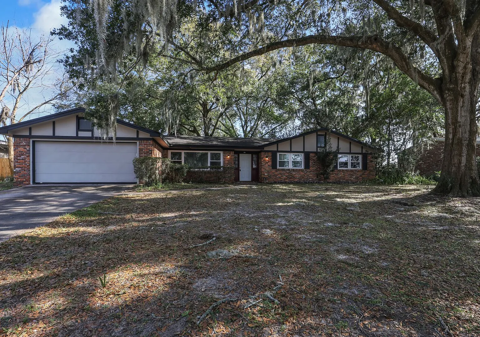 4 bedroom 2.5 bath home in Fort Caroline! — Photo 2