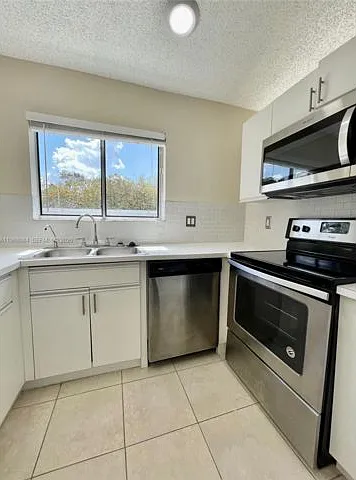 13772 SW 145th Ter — Photo 3