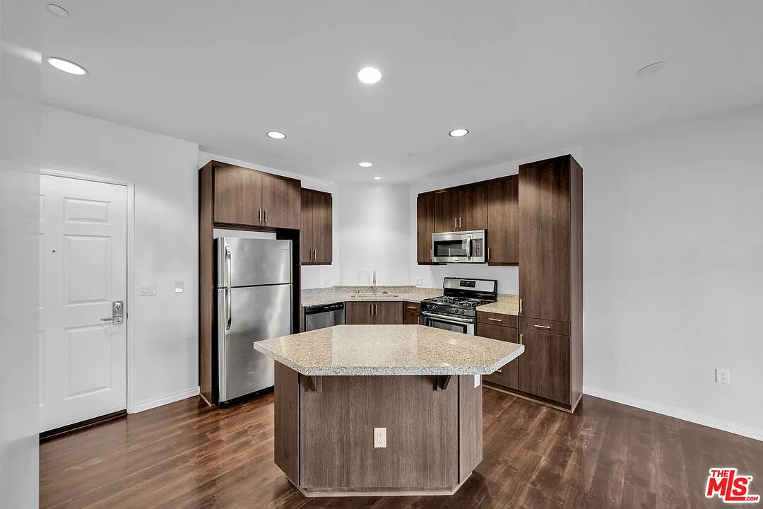 1 bed, 1.0 bath, 715 sqft, $2,195 — Photo 1