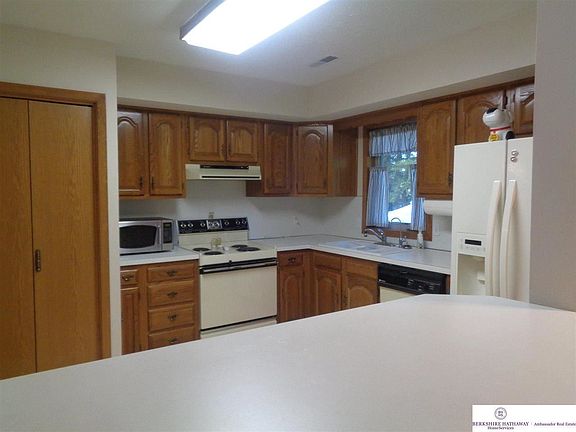 5th image of 16119 Middle Island Dr