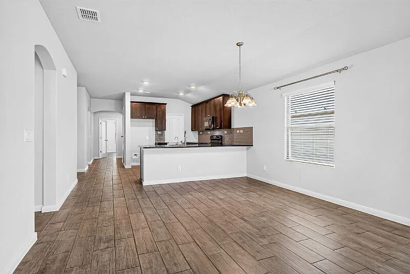 4 bed, 2.0 bath, 1834 sqft, $1,745 — Photo 2