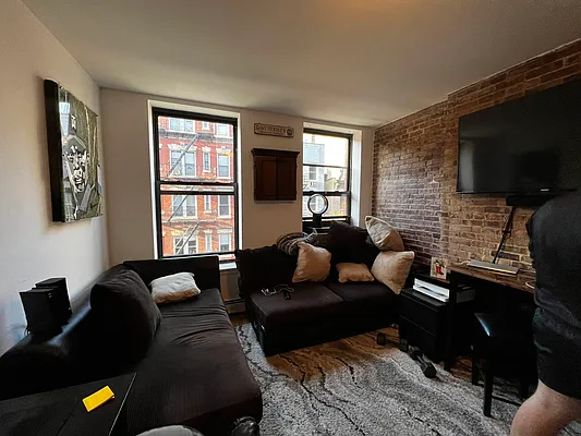 Rented by Salon Realty Corp | media 4