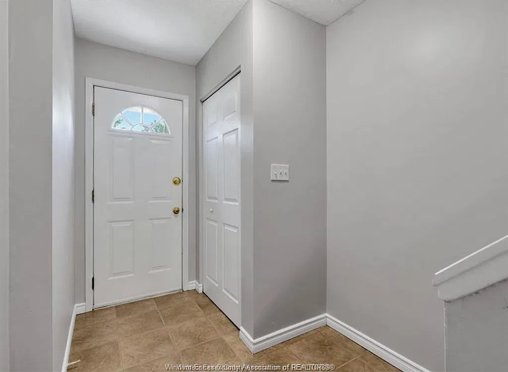 3 bed, 1.0 bath, 1000 sqft, $1,975 — Photo 2