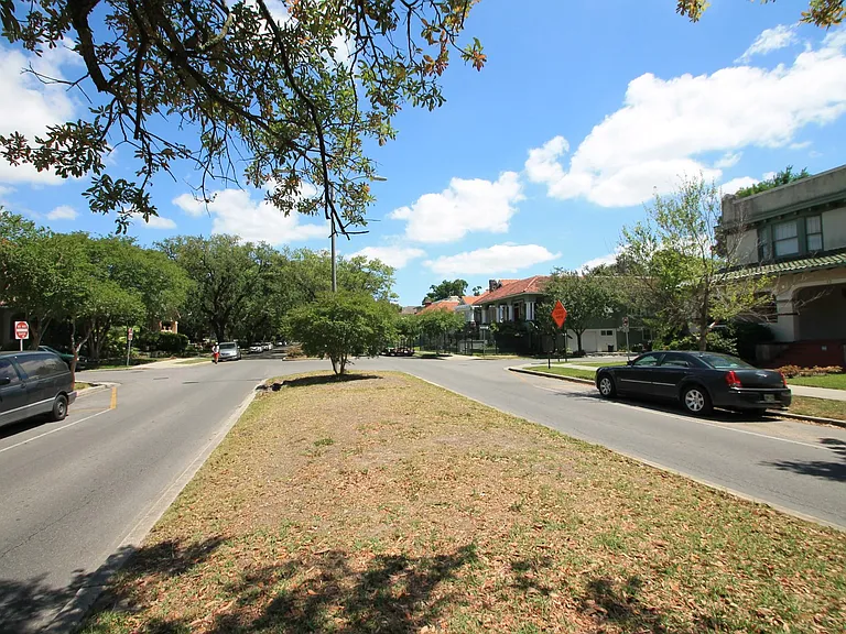 11 Fontainebleau Dr #D — Photo 3