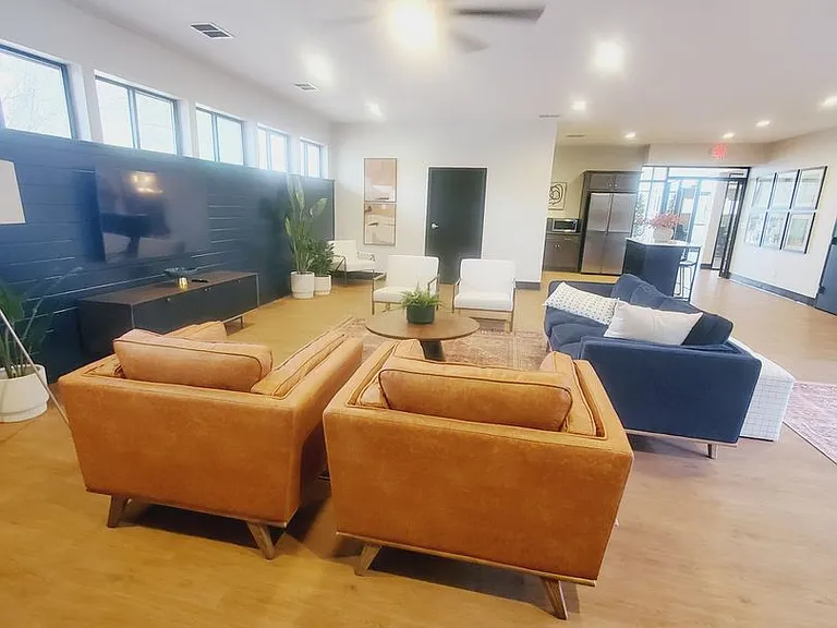 Sugarbush Apartments — Photo 32