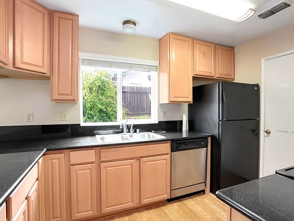 4th image of 625 Flower Dr