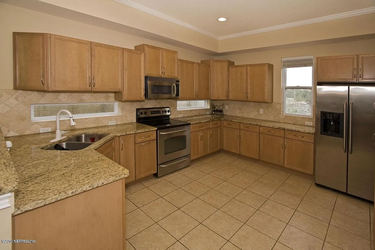 3 bed, 3.5 bath, 2069 sqft, $3,500 — Photo 3