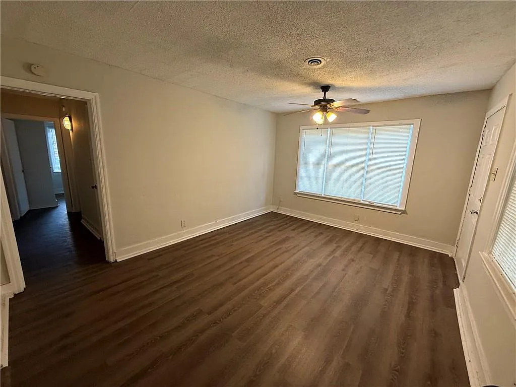 3 bed, 1.0 bath, 952 sqft, $895 — Photo 2