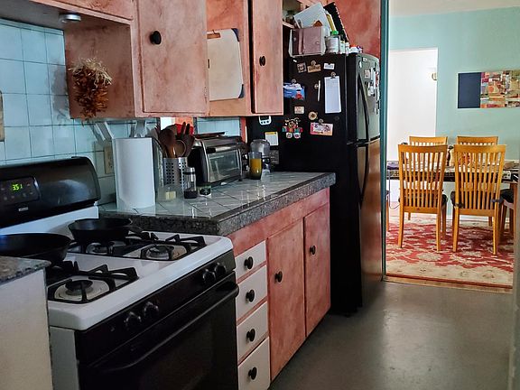 Gas stove, newer refrigerator, "manual" dishwasher.