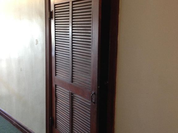 saloon door to apt