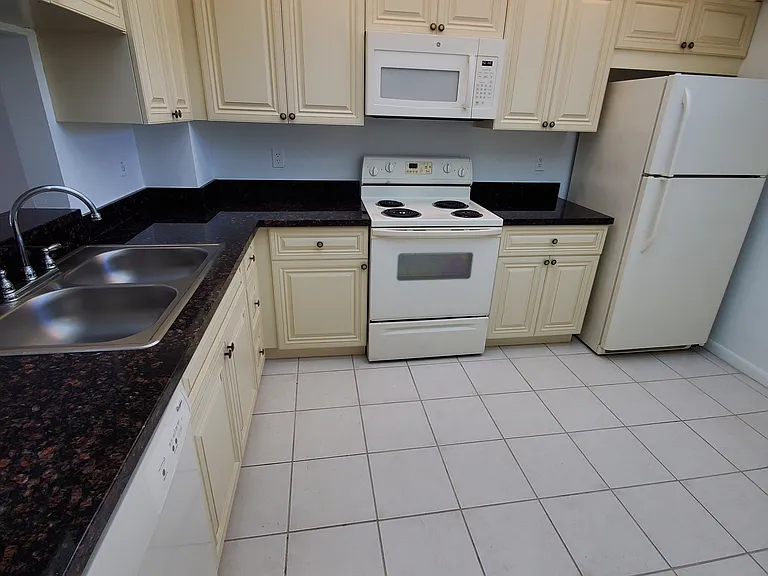 Sherwood Square Apartments — Photo 17