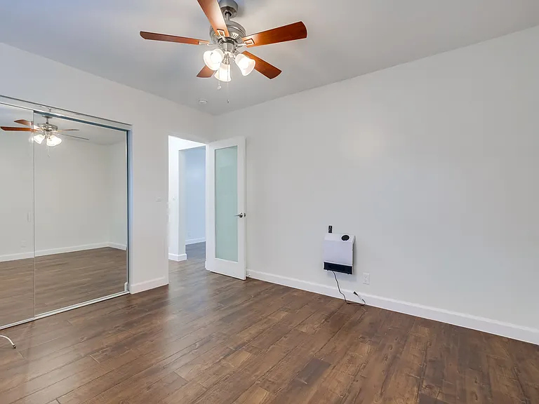 629-633 W Hyde Park Blvd — Photo 12