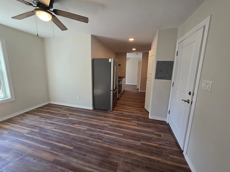 218 W 9th St #1D — Photo 5