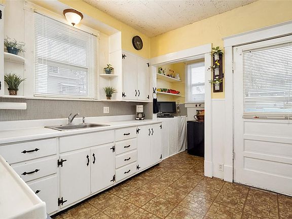 5th image of 3636 Cambridge Ave