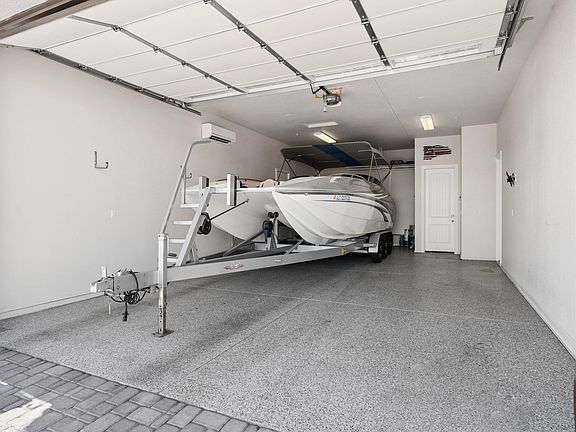 5th image of 636 Grand Island Dr