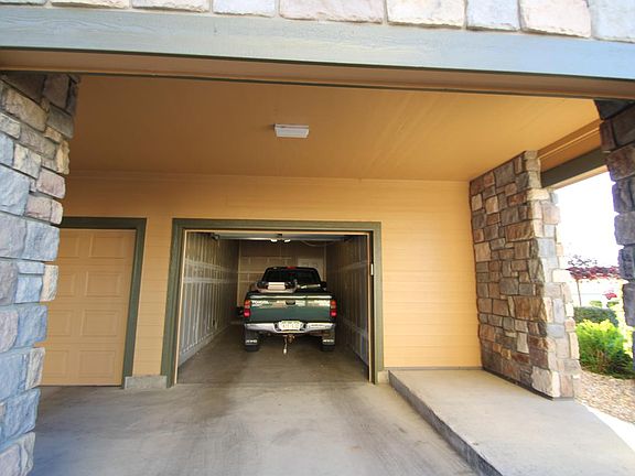 Attached Oversized 1 car garage