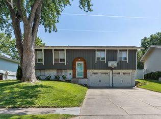 10205 Weir St, Omaha, NE 68127