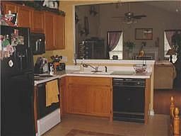 Eat-in Kitchen opens to Great Rm
