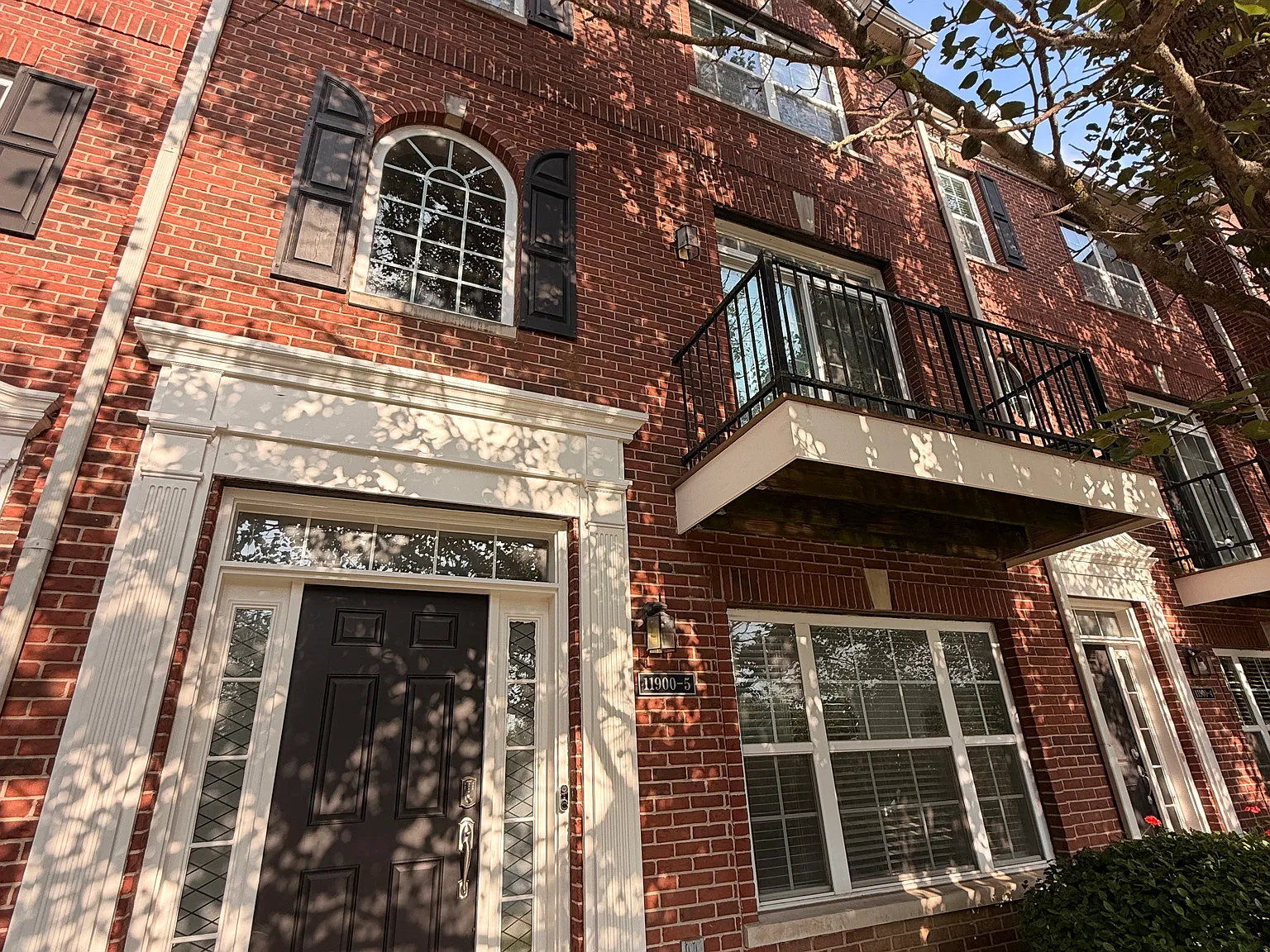 2 bed, 1900 sqft, $2,200 — Photo 2