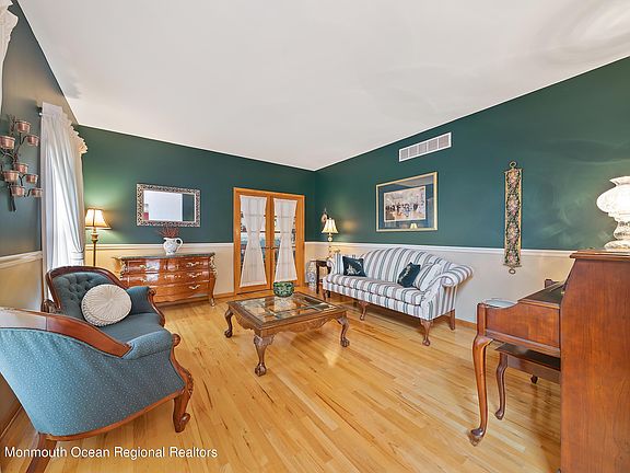 4th image of 1 Laurel Hill Ln