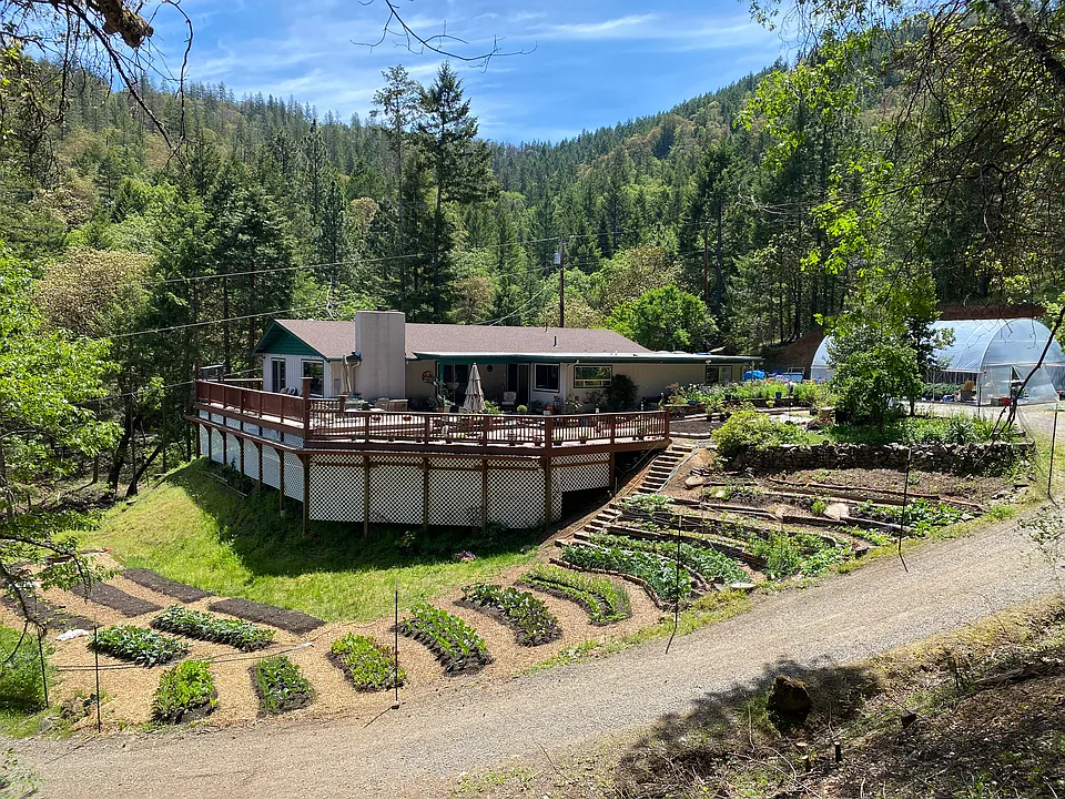 2135 Knowles Rd