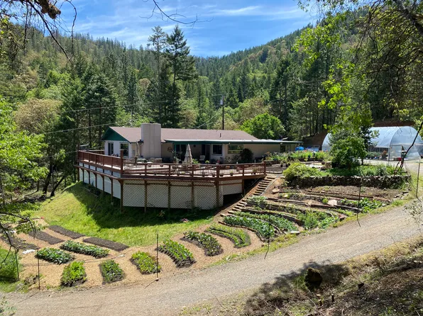 2135 Knowles Rd, Medford, OR 97501