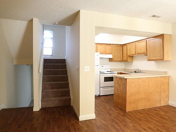 Spacious kitchen with lots of Cabinet and counterspace
