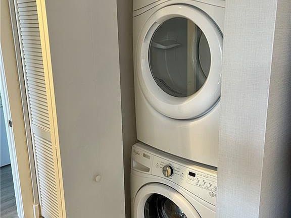 4th image of 2960 NE 207th St Unit 1008