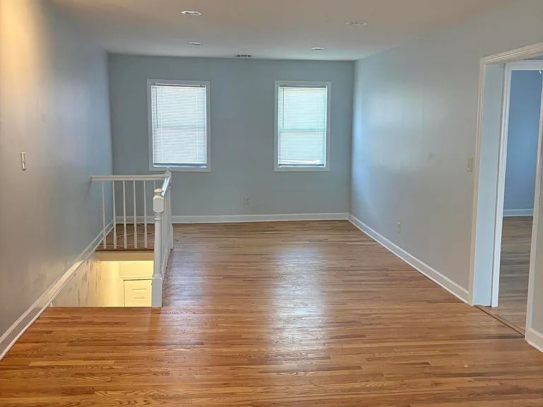 35-37 Hudson Ave — Photo 7