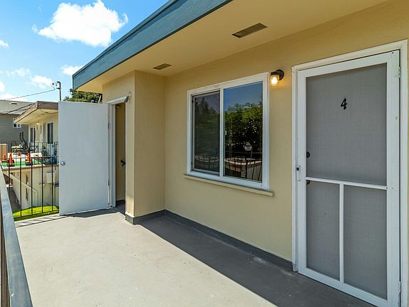 4th image of 1910 Davis St #4