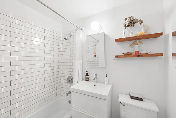 Sold by Charney Real Estate LLC | media 7