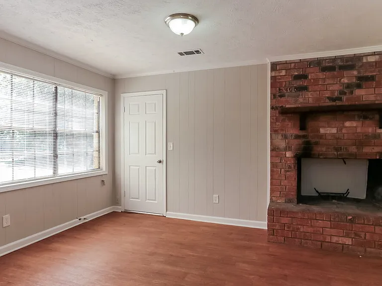 3212 Goldenchain Dr — Photo 4