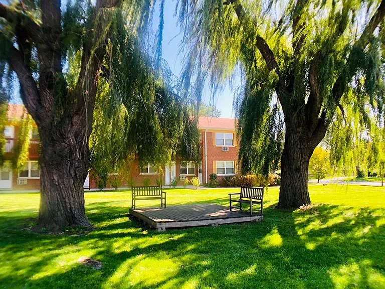 Palatine Park Apartments — Photo 28