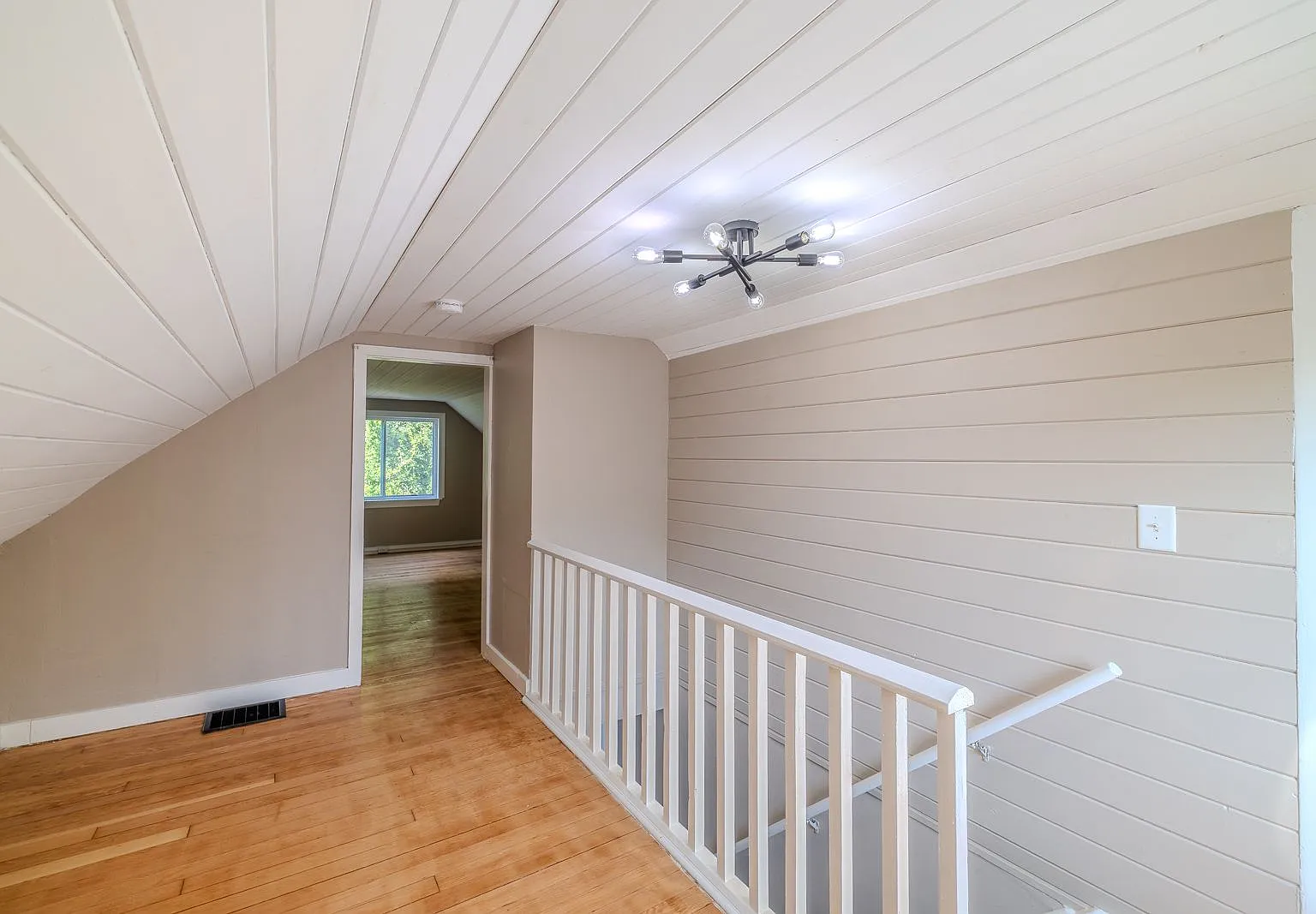 3 bed, 1.0 bath, 1271 sqft, $2,200 — Photo 2