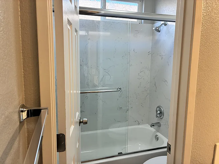 2nd bathroom (Hallway)