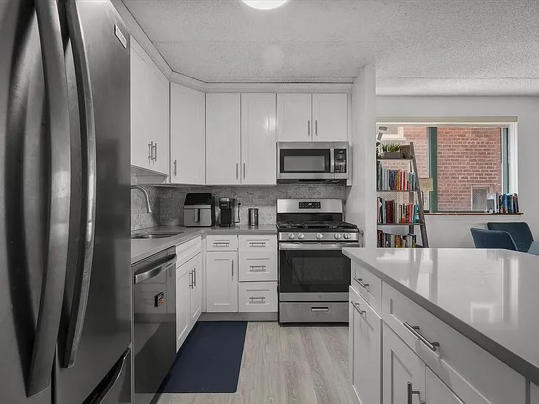 3220 Fairfield Ave #4D — Photo 6