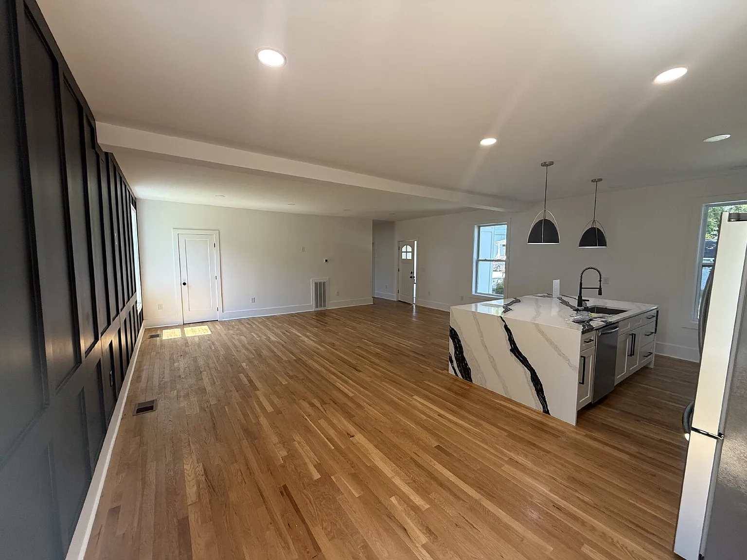 3 bed, 3.5 bath, 2400 sqft, $3,895 — Photo 3