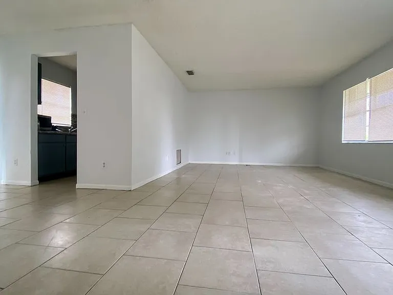 1312 Saxon Blvd — Photo 8