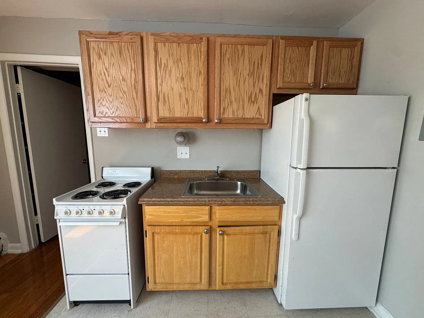 1111 D ST NE — Photo 3
