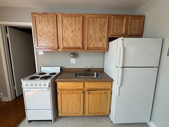 3rd image of 1111 D St NE APT 32