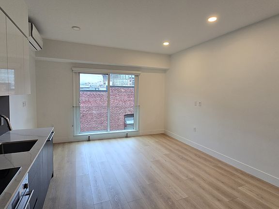 3rd image of 333 Carrall St #404