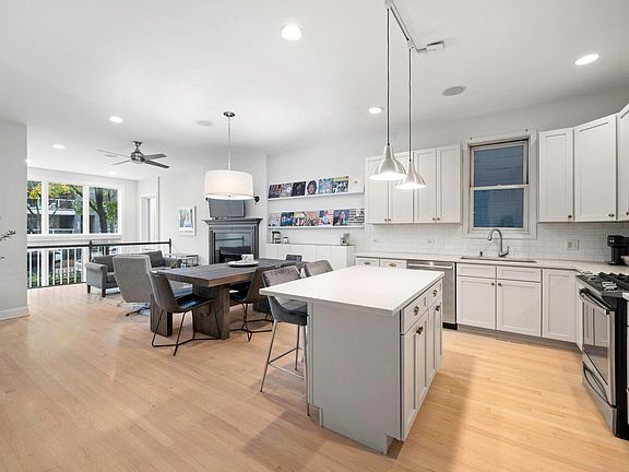 4th image of 2329 N Leavitt St #1