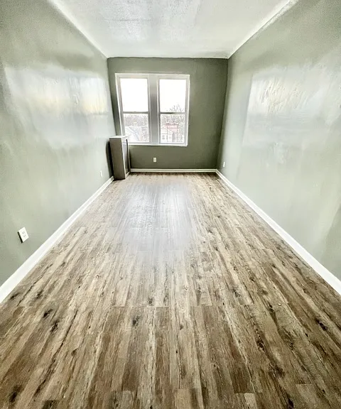 492 Park Ave #13 — Photo 4