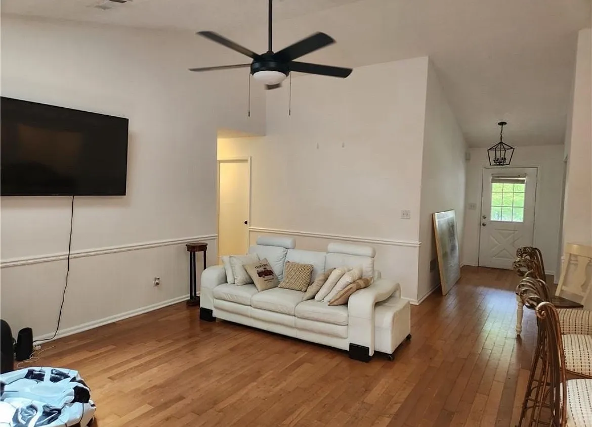3 bed, 1408 sqft, $2,700 — Photo 4