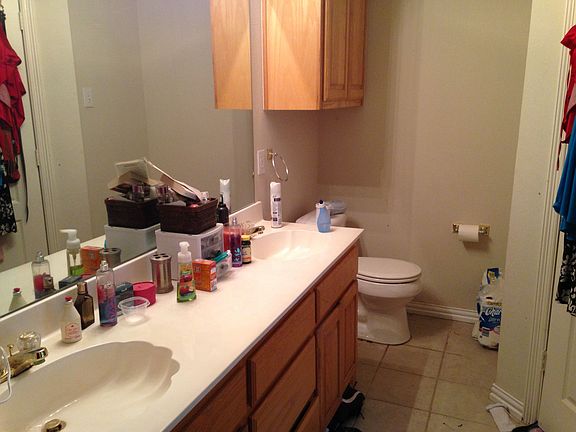 Master bath, his/hers sinks