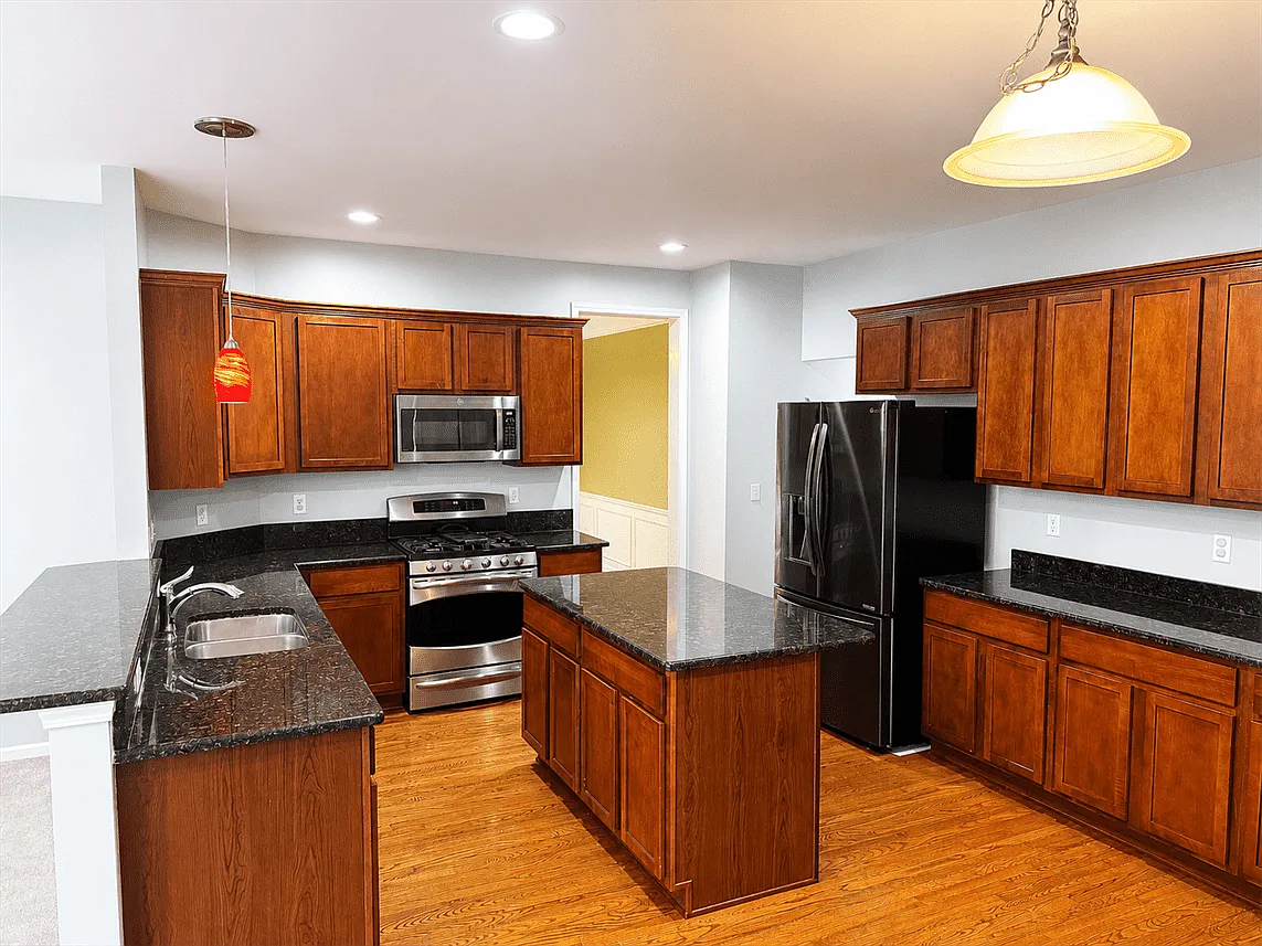4 bed, 3.5 bath, 2900 sqft, $3,700 — Photo 2