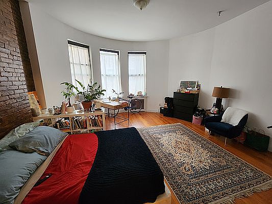 3rd image of 311 W 72nd St #3E