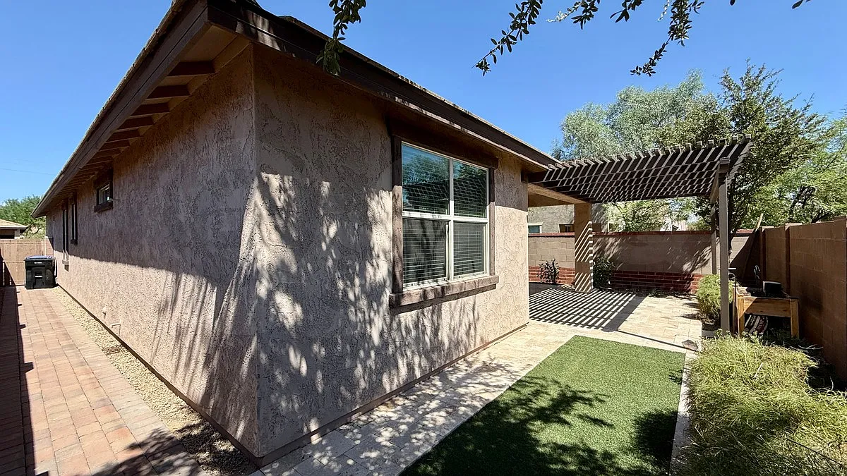 3 bed, 2.0 bath, 1325 sqft, $1,949 — Photo 4