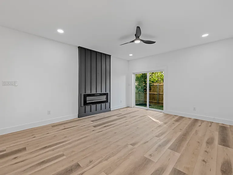 2413 Easley St — Photo 10