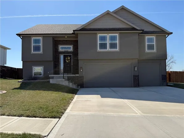 1205 NW 3rd St, Oak Grove, MO 64075